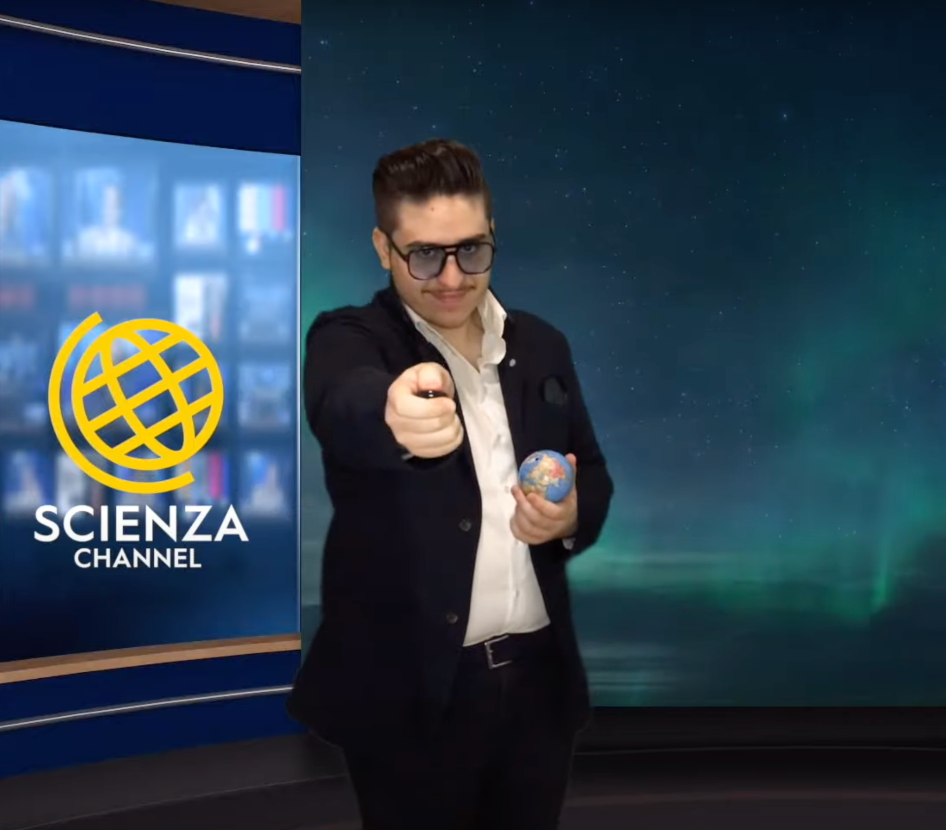 Una foto di Bryan che presenta il video